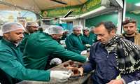 گزارش تصویری/ خدمت خادمان دانشگاه علوم پزشکی هرمزگان در چایخانه کوثر حرم مطهر امام رضا(ع)